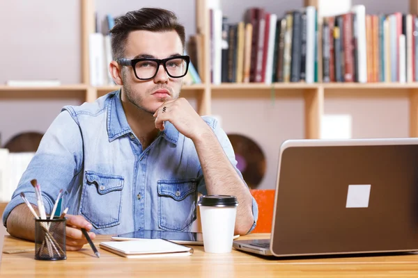 Ernstige brunette zakenman met laptop — Stockfoto