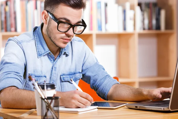 Bonito homem de negócios com laptop — Fotografia de Stock