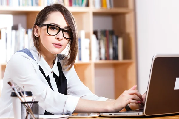 Wanita berambut cokelat cantik dengan laptop — Stok Foto