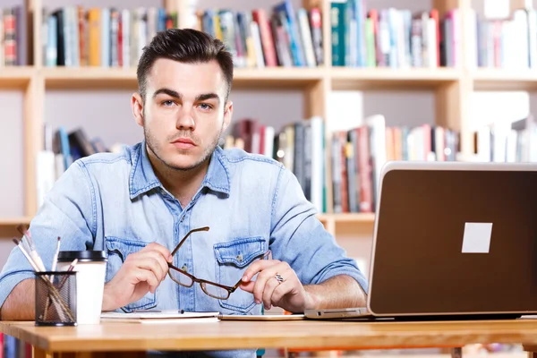 Joven serio con portátil — Foto de Stock