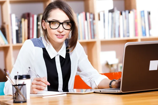 Jonge vrouw met laptop — Stockfoto