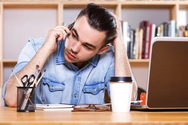 Man talar på mobiltelefon — Stockfoto