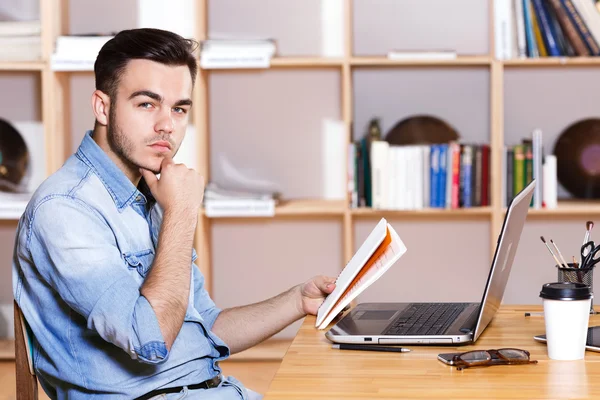 Mannen som sitter vid bordet med laptop — Stockfoto