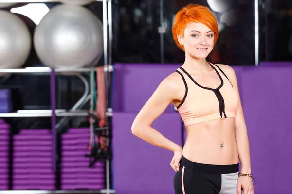 Jeune fille rousse dans la salle de gym — Photo