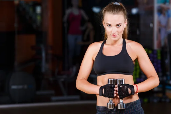 Mujer de fitness de pie con pesas — Foto de Stock