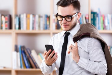 Akıllı telefonun ekranında görünen genç adam