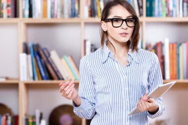 Çekici kadın tablet ile poz