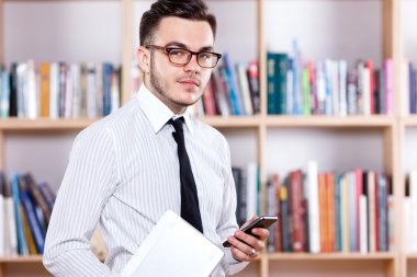 Dijital tablet ve akıllı telefon ile poz başarılı genç adam