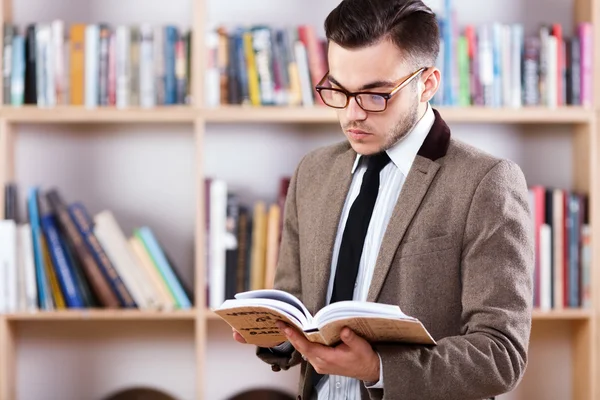 Uomo che legge un libro in ufficio — Foto Stock