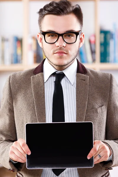 Hombre sosteniendo tableta digital — Foto de Stock