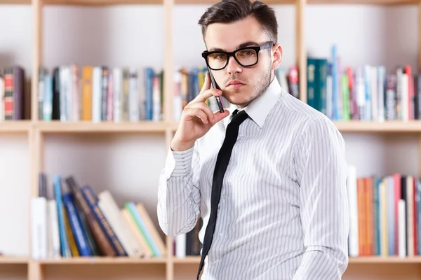 Man aan het praten op mobiele telefoon — Stockfoto