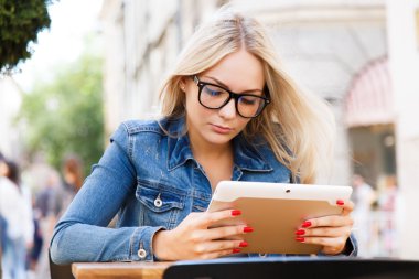 Tablet ile çekici sarışın kız