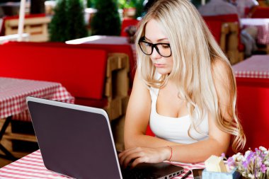 Laptop ile çalışan güzel kadın