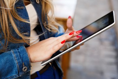 Tablet üzerinde çalışan genç kız portresi kapatın