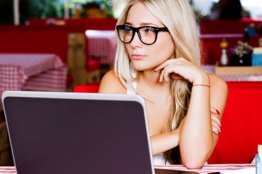 dizüstü bilgisayar ile sarışın kız