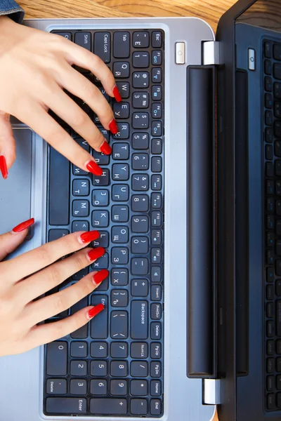 Laptop ile çalışan kadın bakış