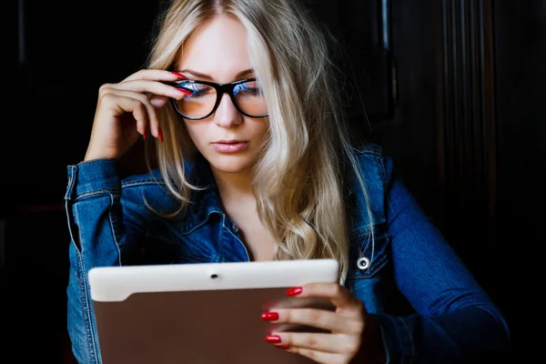Pretty girl, looking at the digital tablet screen — Stock Photo, Image