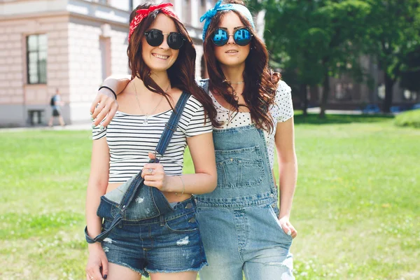 Two happy twins sisters stay together — Zdjęcie stockowe