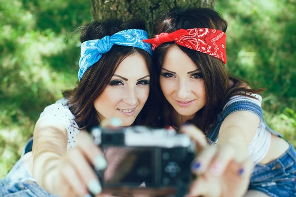 Twins girls taking selfie with camera — Stock Photo, Image