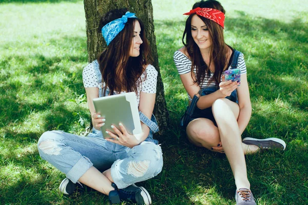 Twins meisjes met gadgets — Stockfoto