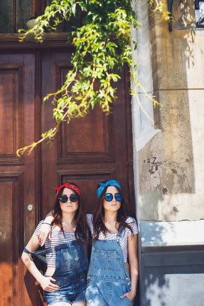 Morena gêmeos meninas — Fotografia de Stock