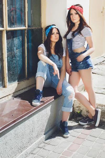 Twins girls dressed in overalls and bandanas — Stock Photo, Image