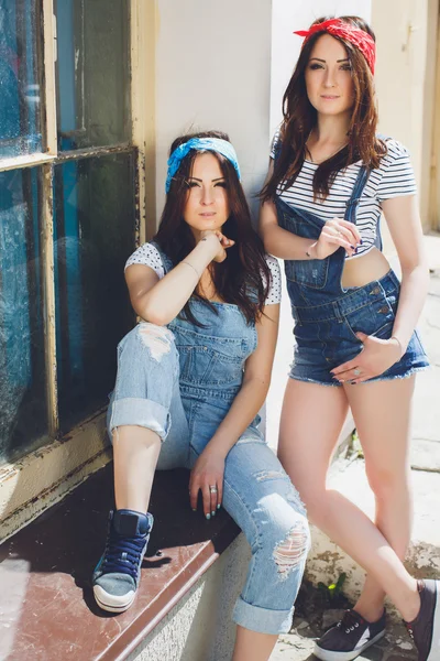 Twins girls sitting and standing — Stock Photo, Image