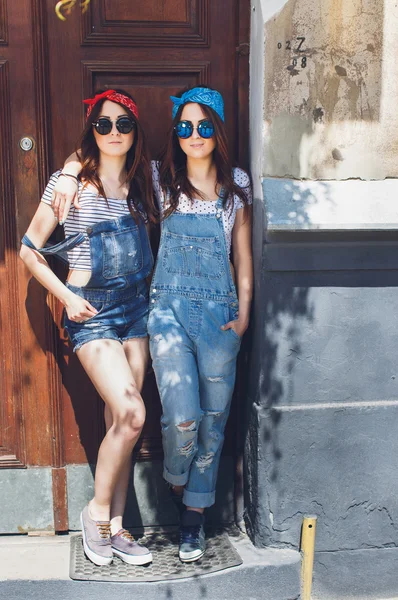 Сестры близнецы, в стильных солнечных очках — стоковое фото