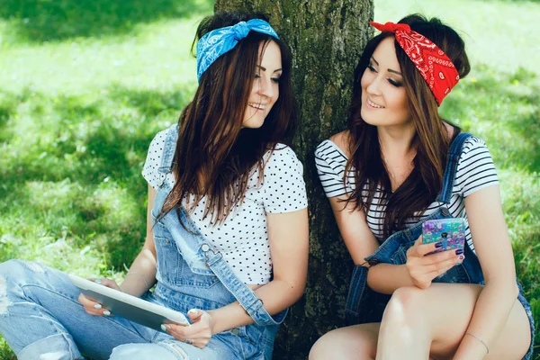 Brunette twins in park — Stock Photo, Image