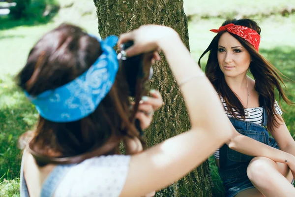 Meisje maken foto van brunette vriend — Stockfoto