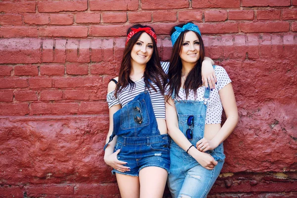 Twins girls hugging — Stock Photo, Image