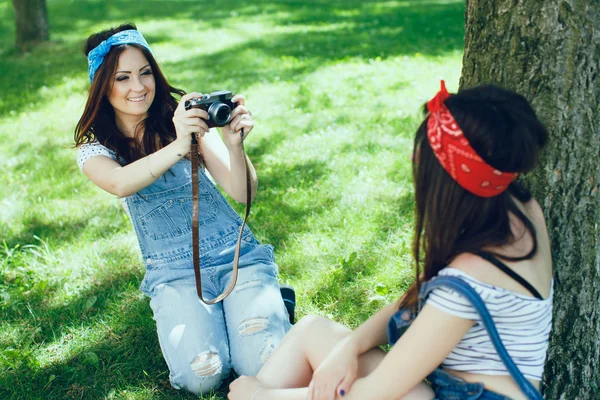 Two pretty girls friend taking photo — Stockfoto
