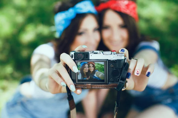 Twins girl on the screen of digital camera — Stockfoto