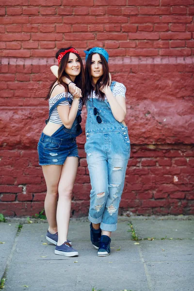 Brunette twins girls having good time together — Stockfoto