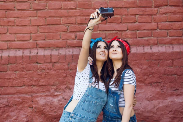 Tvillingar tjejer tar selfie med kamera — Stockfoto