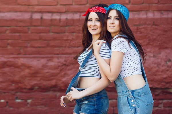 Young twins girls smiling — 图库照片