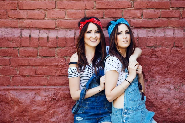 Twins girls. Looking at camera. — Stockfoto