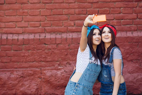 Gêmeos meninas tomando selfie . — Fotografia de Stock