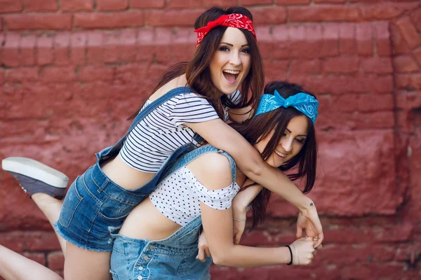 Niñas gemelos feliz volviendo loco — Foto de Stock