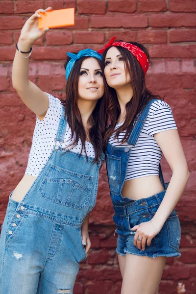 Twins girls doing selfie — Stock Photo, Image