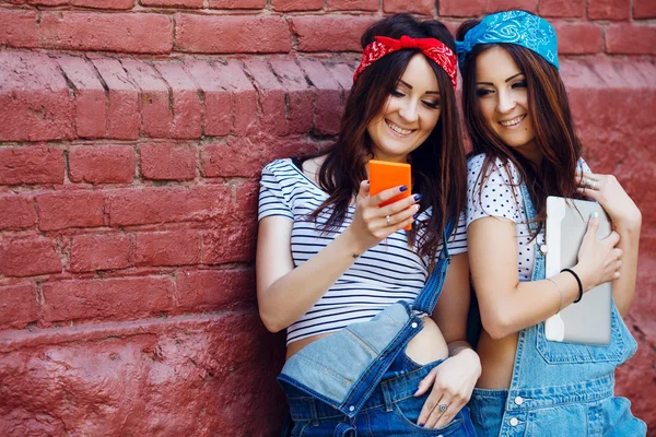 İkiz kızlar tablet ile.