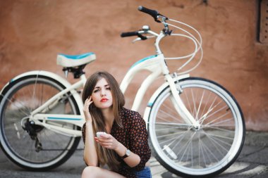 Kaldırımda oturan güzel kız