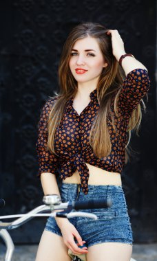 Canlı genç kadın uzun saçlı