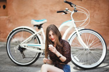 Kaldırımda oturan güzel kız