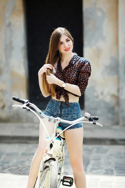 Muchacha joven atractiva con bicicleta —  Fotos de Stock