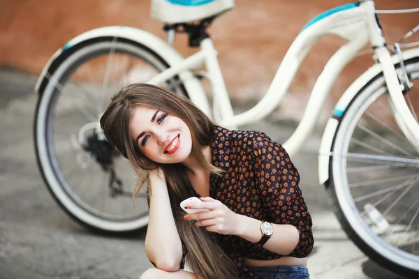 Menina bonita sentada no pavimento — Fotografia de Stock