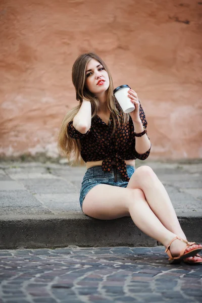 Νεαρή κοπέλα ποζάρει με καφέ — Φωτογραφία Αρχείου