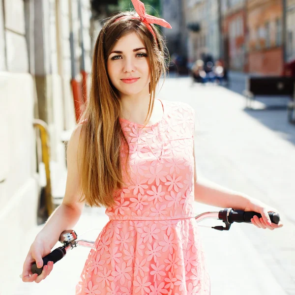 Niña sosteniendo un manillar de bicicleta — Foto de Stock