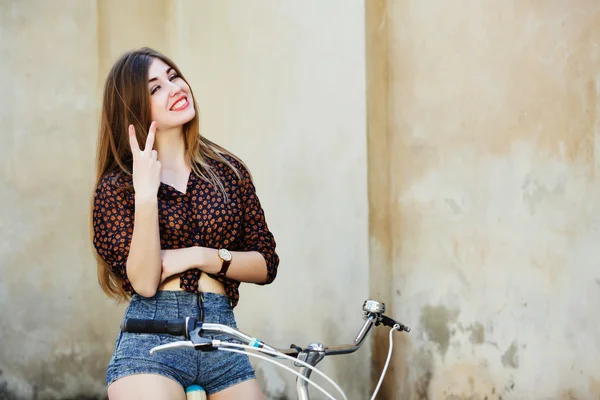 Charmante junge Frau auf dem Fahrrad — Stockfoto