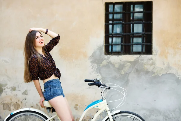Όμορφο κορίτσι που κάθεται στο ποδήλατο — Φωτογραφία Αρχείου